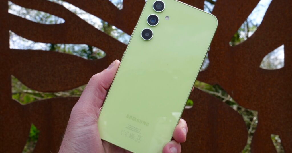 Ulasan Samsung Galaxy A54: membelinya, dan menjadikan hidup anda lebih berwarna-warni